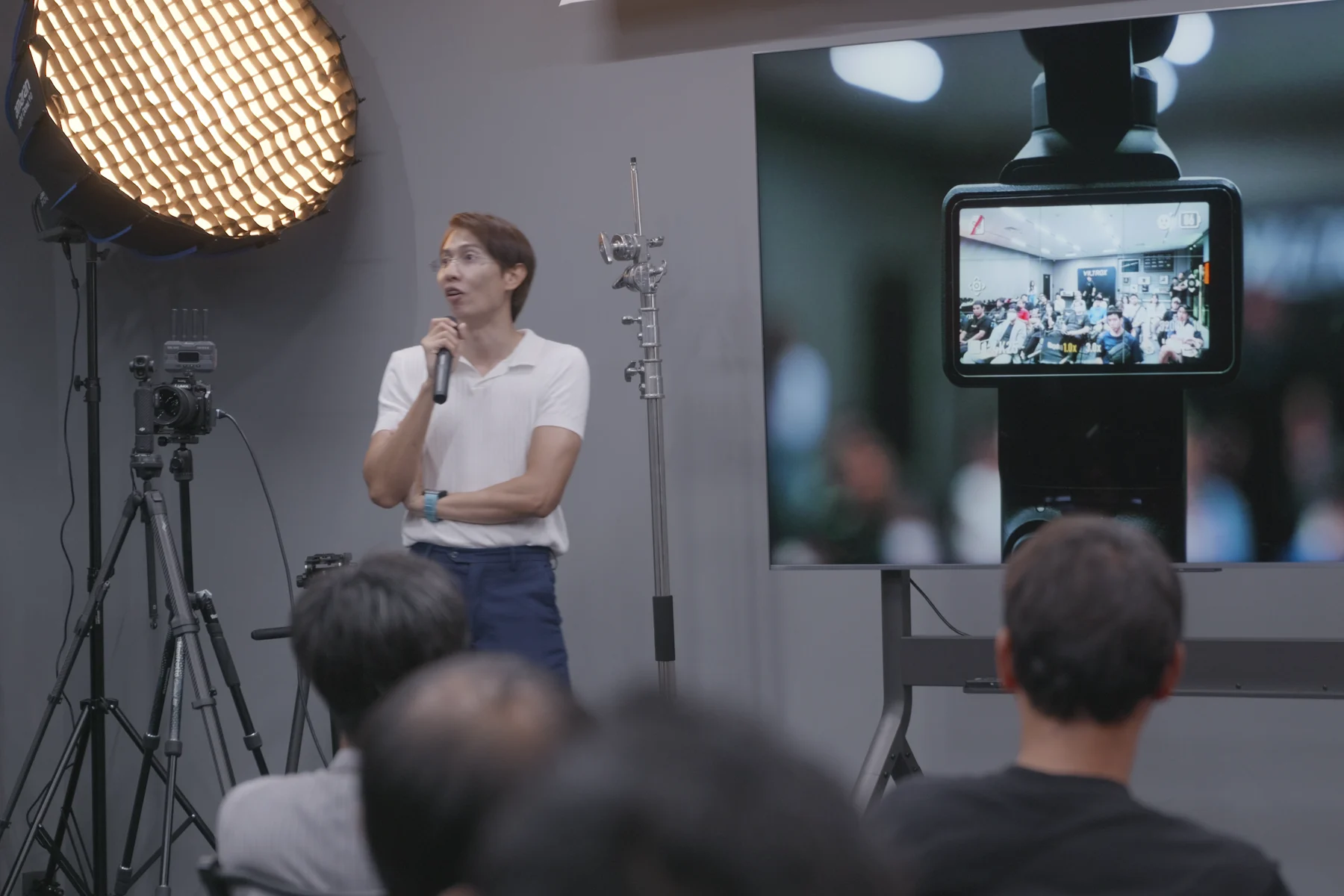 โยชูวาสาธิตกล้องต่อหน้าผู้เข้าร่วม Solo Content Shooter