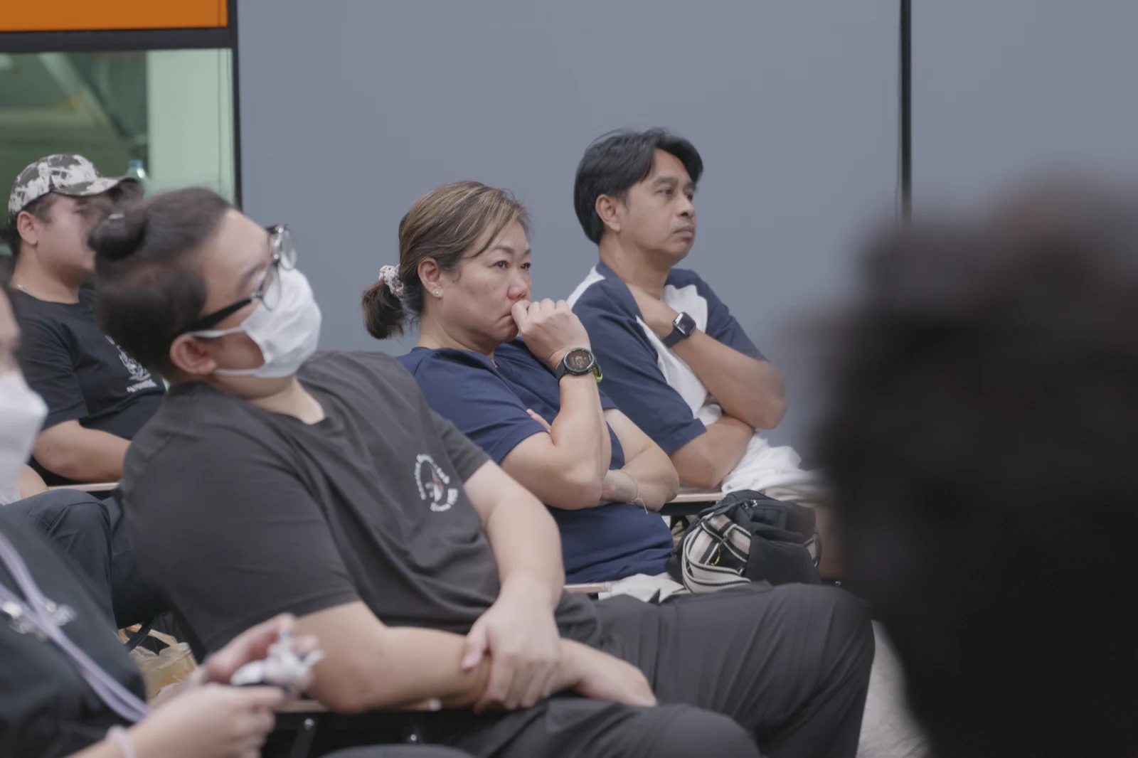 ผู้เข้าร่วมหลายคนกำลังฟังการสอนในห้อง workshop