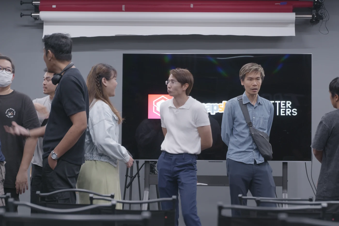 โยชูวาพูดคุยกับผู้เข้าร่วมในกิจกรรม Solo Content Shooter