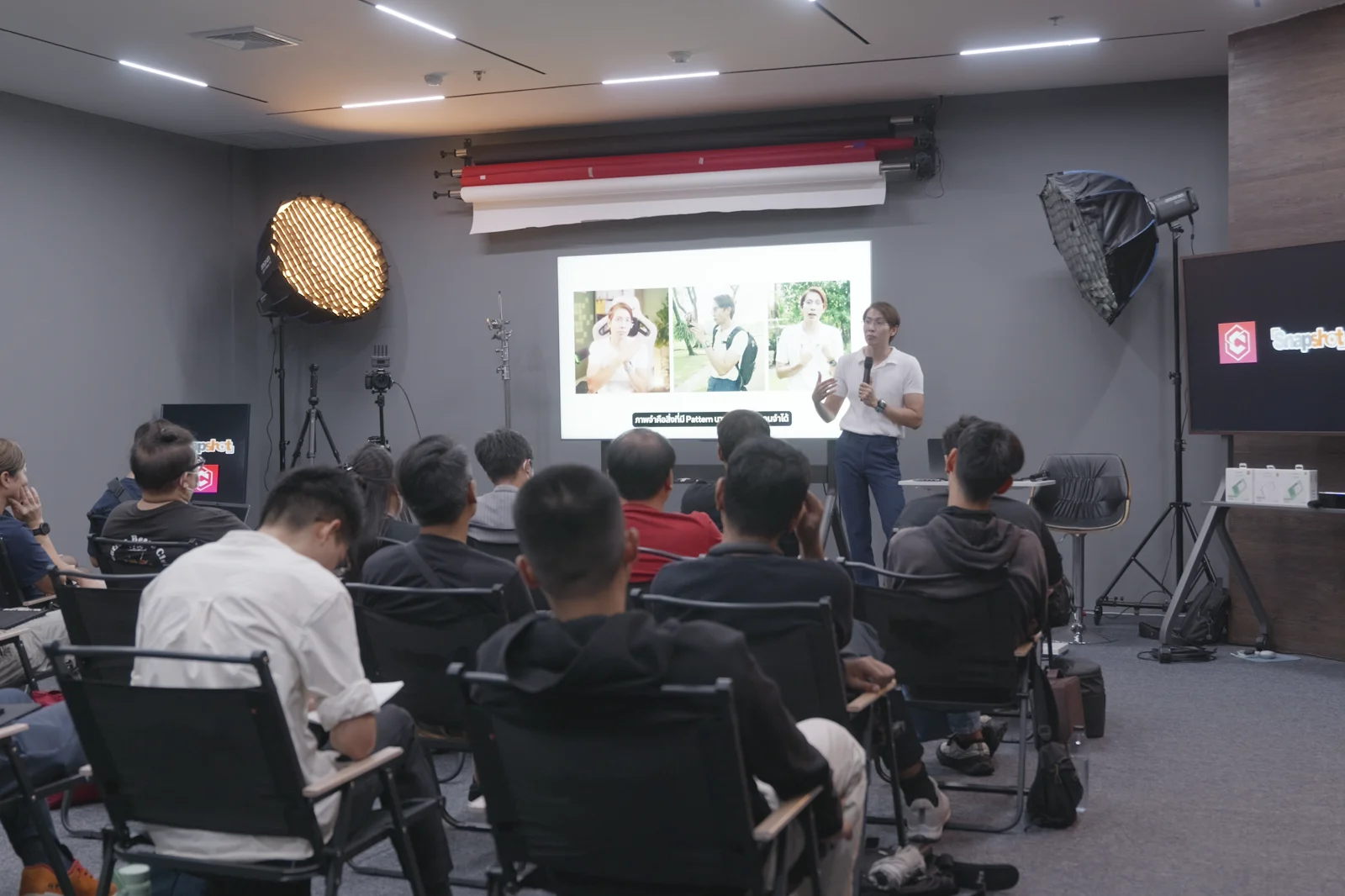 ภาพการสอนต่อหน้าผู้เข้าร่วม workshop