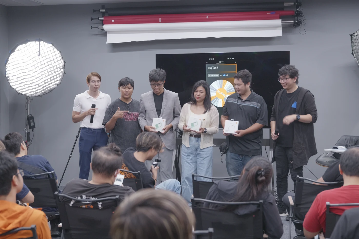 โยชูวาและผู้เข้าร่วมถ่ายภาพร่วมกันในกิจกรรม Solo Content Shooter