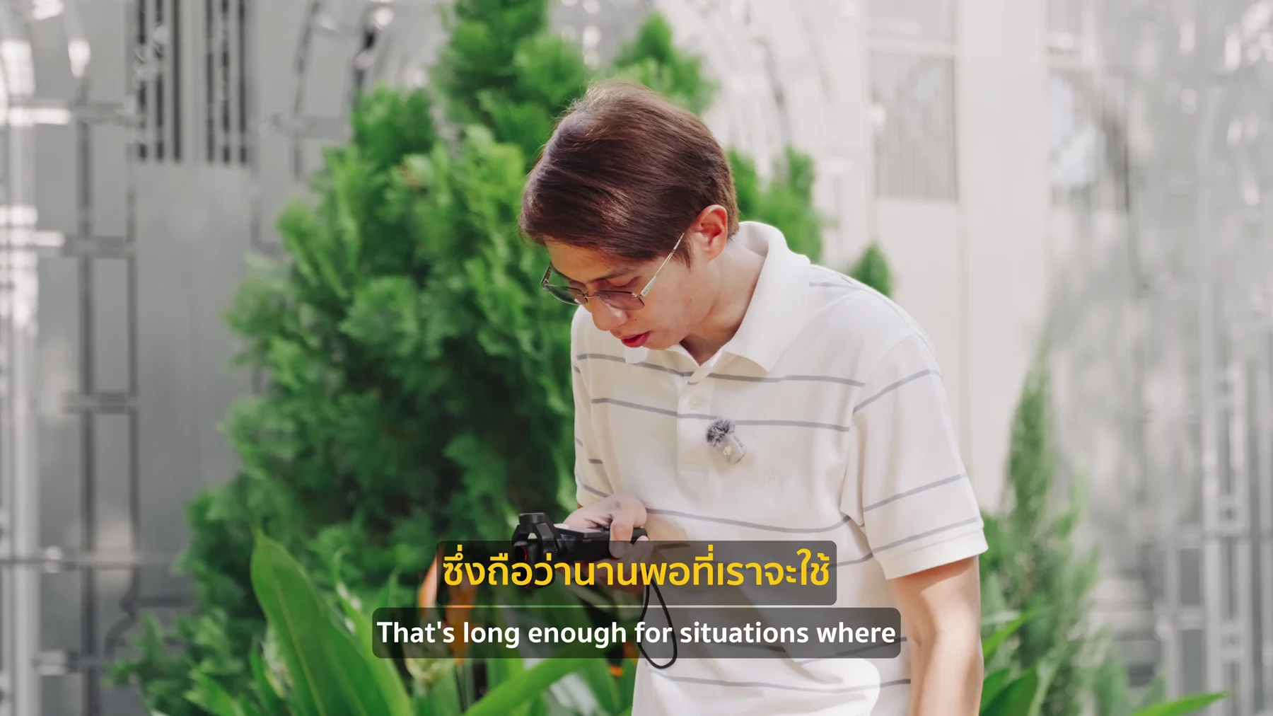 โยชูวาใช้งานกล้องพกพานอกสถานที่ ภาพจากวิดีโอรีวิว DJI Osmo Pocket 4P