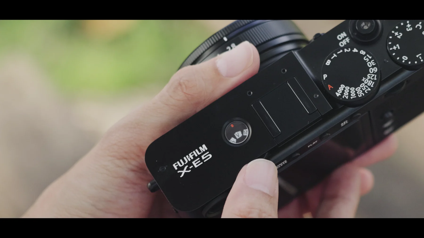 รายละเอียดตัวกล้องและปุ่มควบคุม Fujifilm X-E5 จากฟุตเทจรีวิวจริง