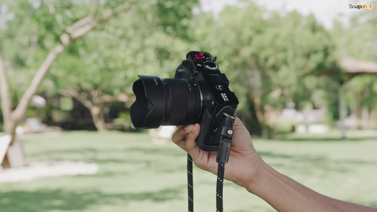 การถือกล้อง Fujifilm X-E5 ถ่ายนอกสถานที่ จากคลิปสอนใช้งานจริง