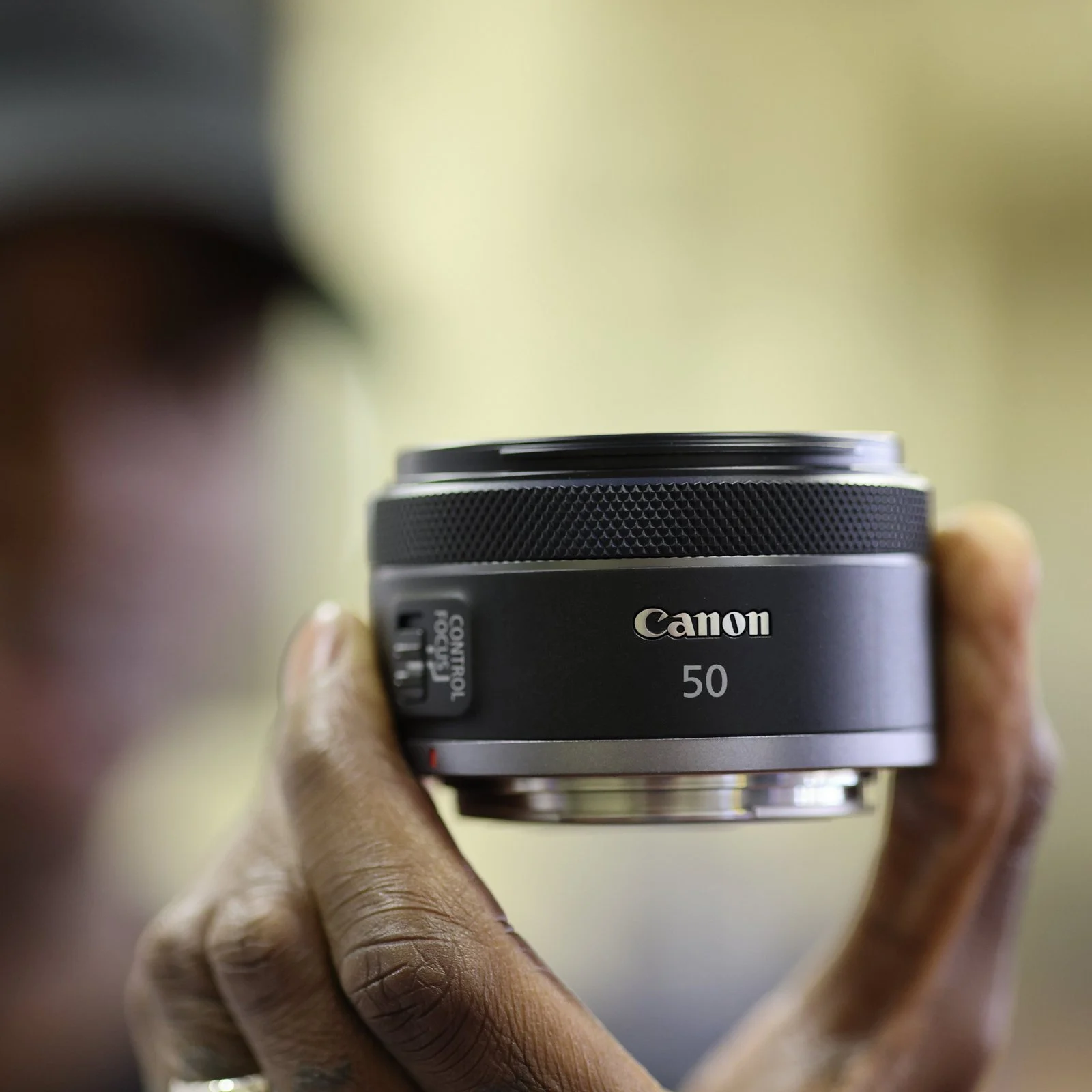 มือถือเลนส์ Canon RF 50mm F1.8 STM ที่ใช้วงแหวนเดียวเป็นทั้งวงแหวนโฟกัสและ Control Ring