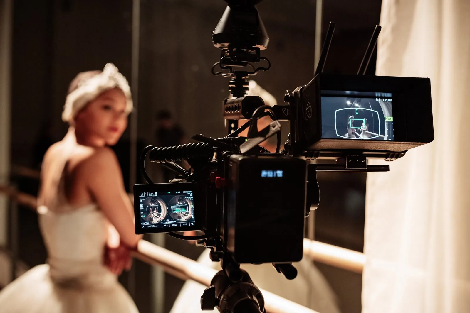 กองถ่ายใช้เลนส์สองตา RF5.2mm ของ Canon ถ่ายนักบัลเลต์ จอหลังกล้องเห็นภาพวงกลมสองวง