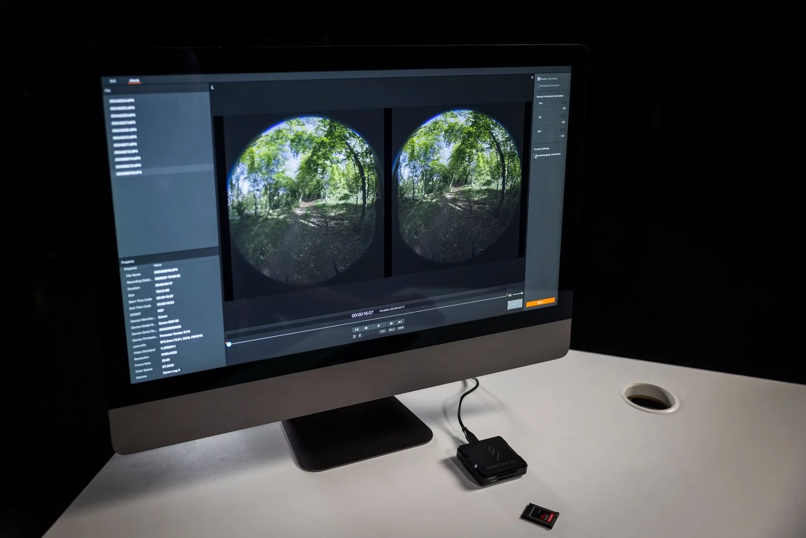 จอคอมพิวเตอร์เปิดโปรแกรม EOS VR Utility แสดงภาพวงกลมสองวงจากเลนส์ VR ของ Canon บนโต๊ะสีขาว