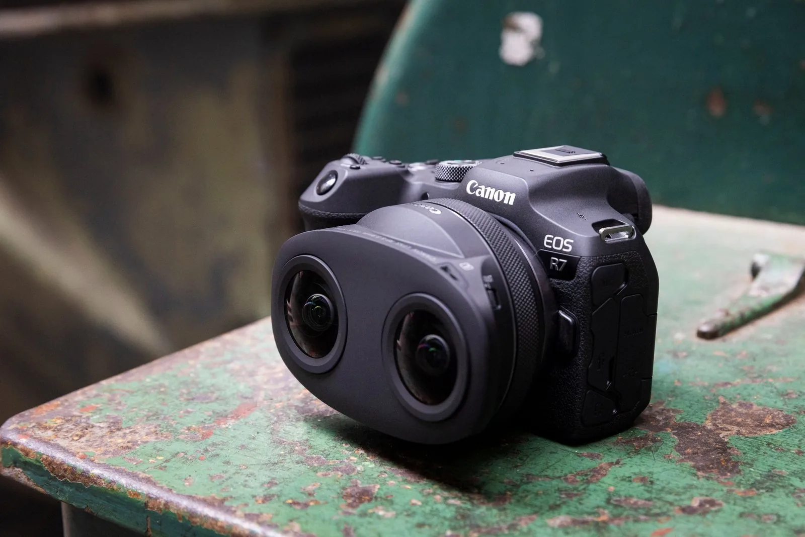 กล้อง Canon EOS R7 ติดเลนส์ RF-S3.9mm F3.5 STM Dual Fisheye วางบนโต๊ะเหล็กสีเขียวเก่า