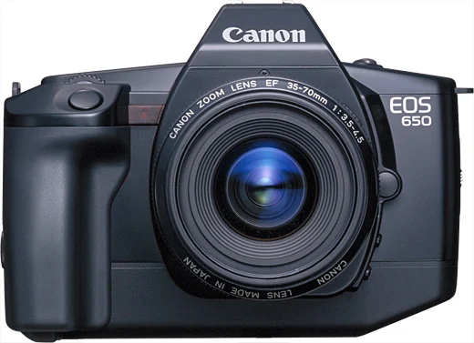 กล้อง Canon EOS 650 ปี 1987 ติดเลนส์ มุมหน้า จาก Canon Camera Museum