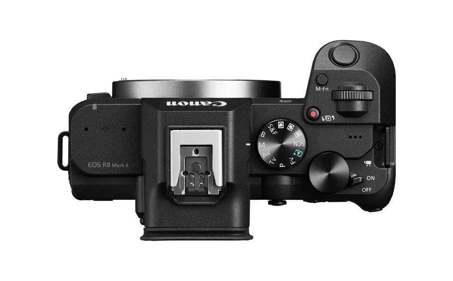 ด้านบนกล้อง Canon EOS R8 Mark II เห็นโหนกช่องมองภาพ ฐานเสียบแฟลช และแป้นหมุน