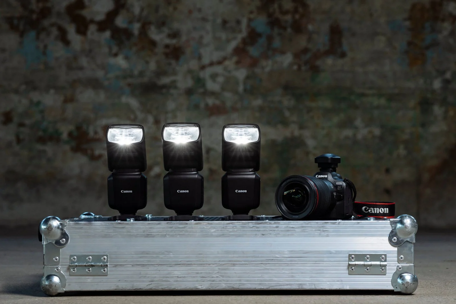 กล้อง Canon EOS R6 Mark II ติดแฟลช Speedlite EL-5 บนฐาน Multi-function shoe