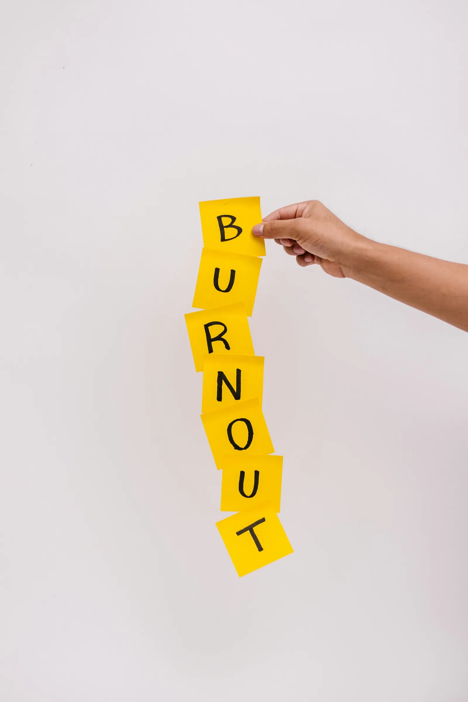 ตามเทรนด์ จนเหนื่อย กระดาษโน้ตสีเหลืองเรียงเป็นคำว่า BURNOUT