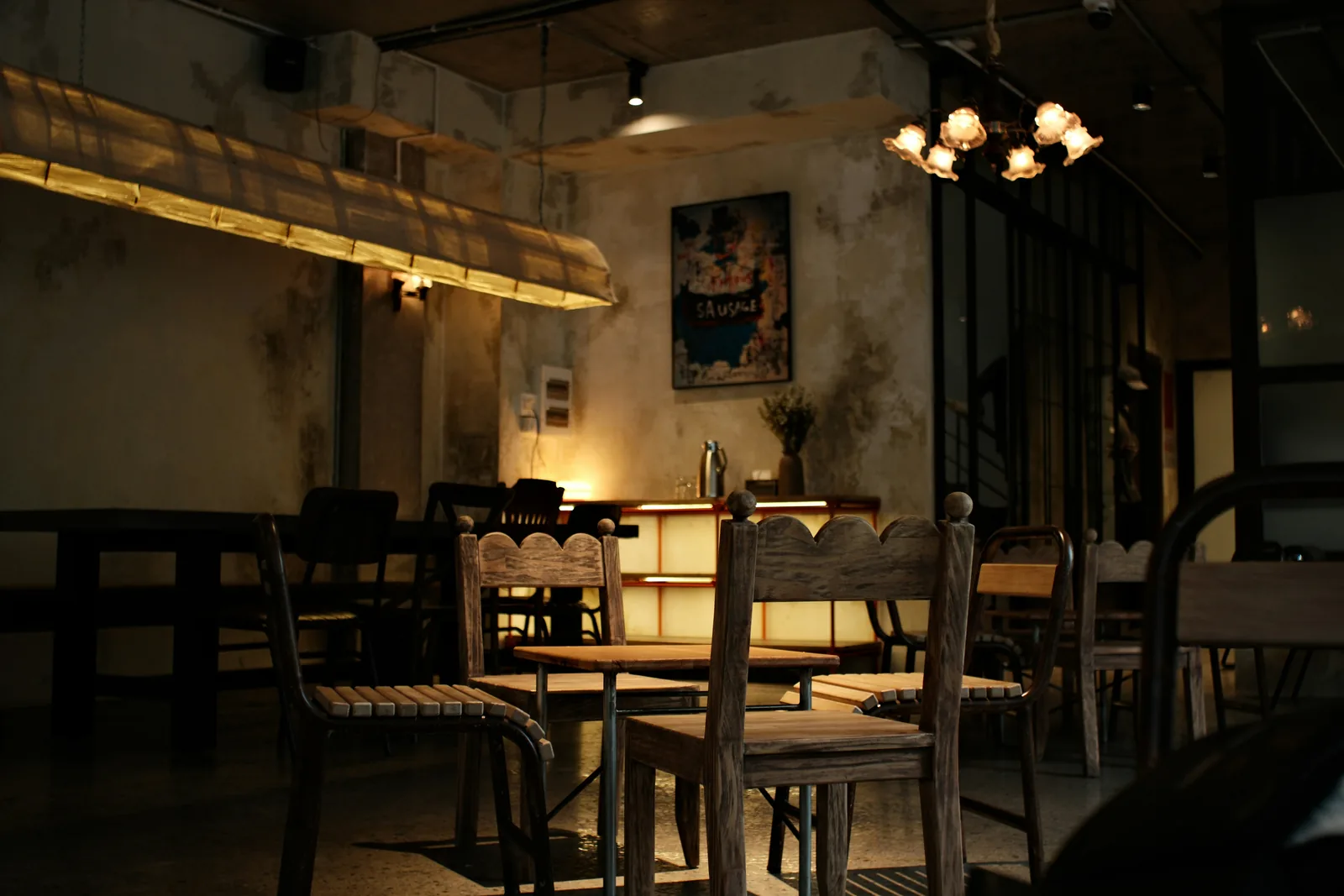 ร้านที่มีแสงจากหน้าต่างด้านหนึ่งและโคมไฟสีเหลืองอีกด้านหนึ่ง