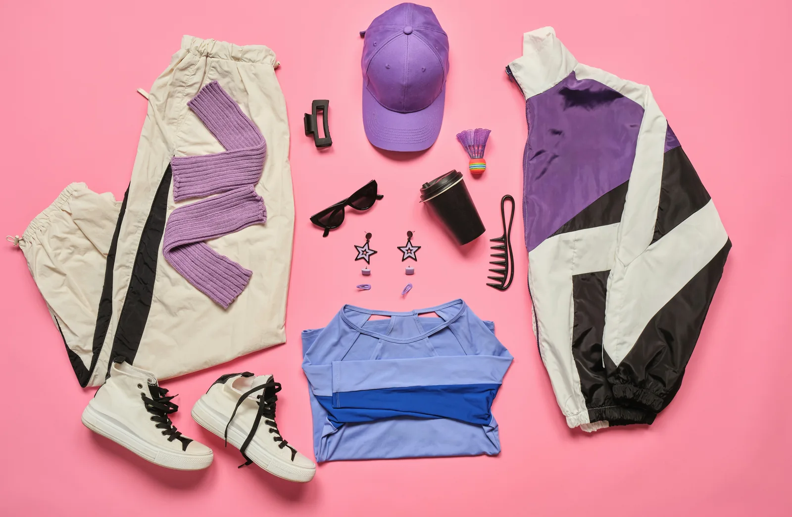 จัดวางเสื้อผ้าแบบ flat lay บนพื้นเรียบ