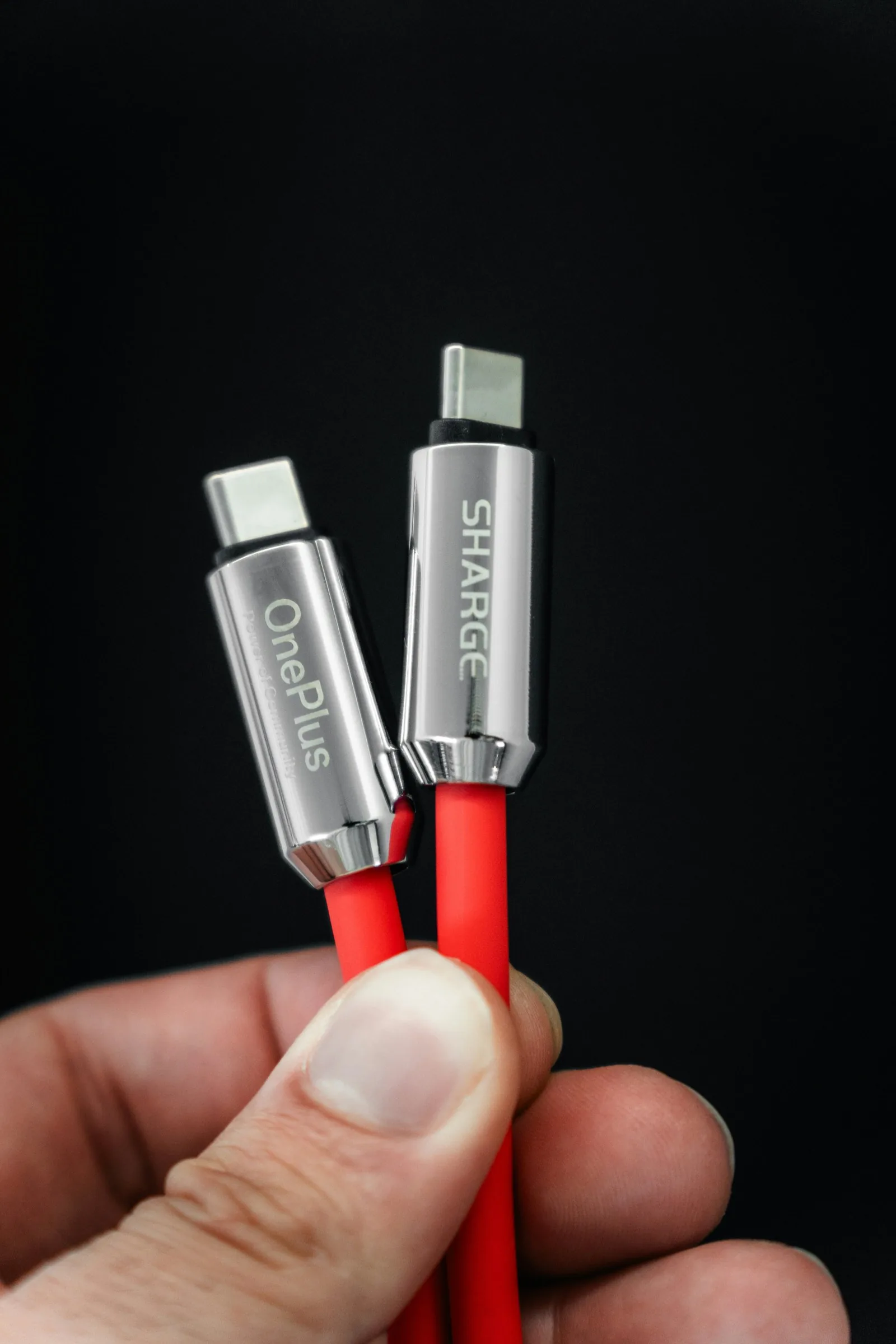 มือถือสาย USB-C สีแดงสองเส้น หัวโลหะสีเงิน