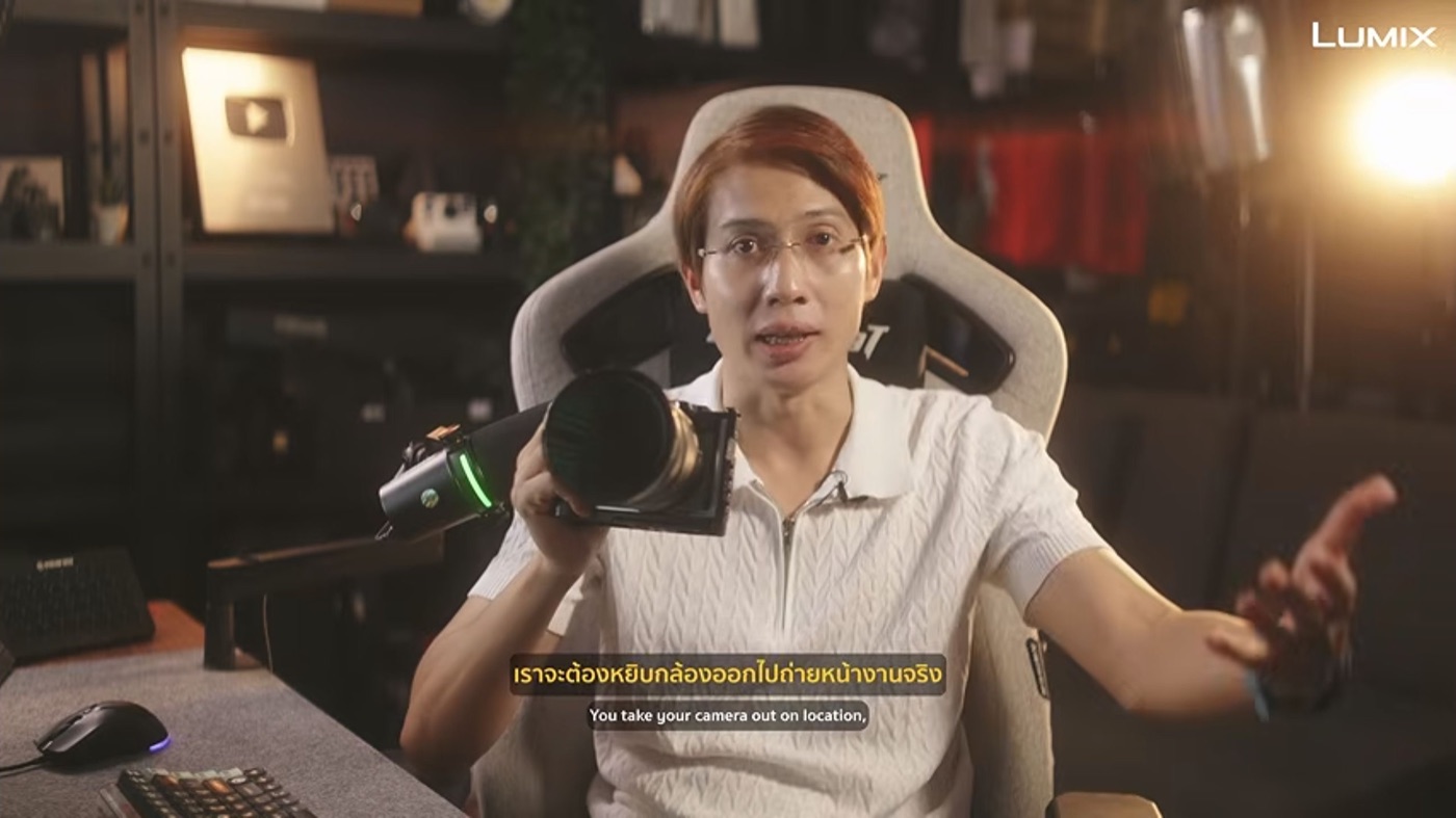 ผู้สอนถือกล้องในสตูดิโอระหว่างอธิบายการทำคอนเทนต์คนเดียว