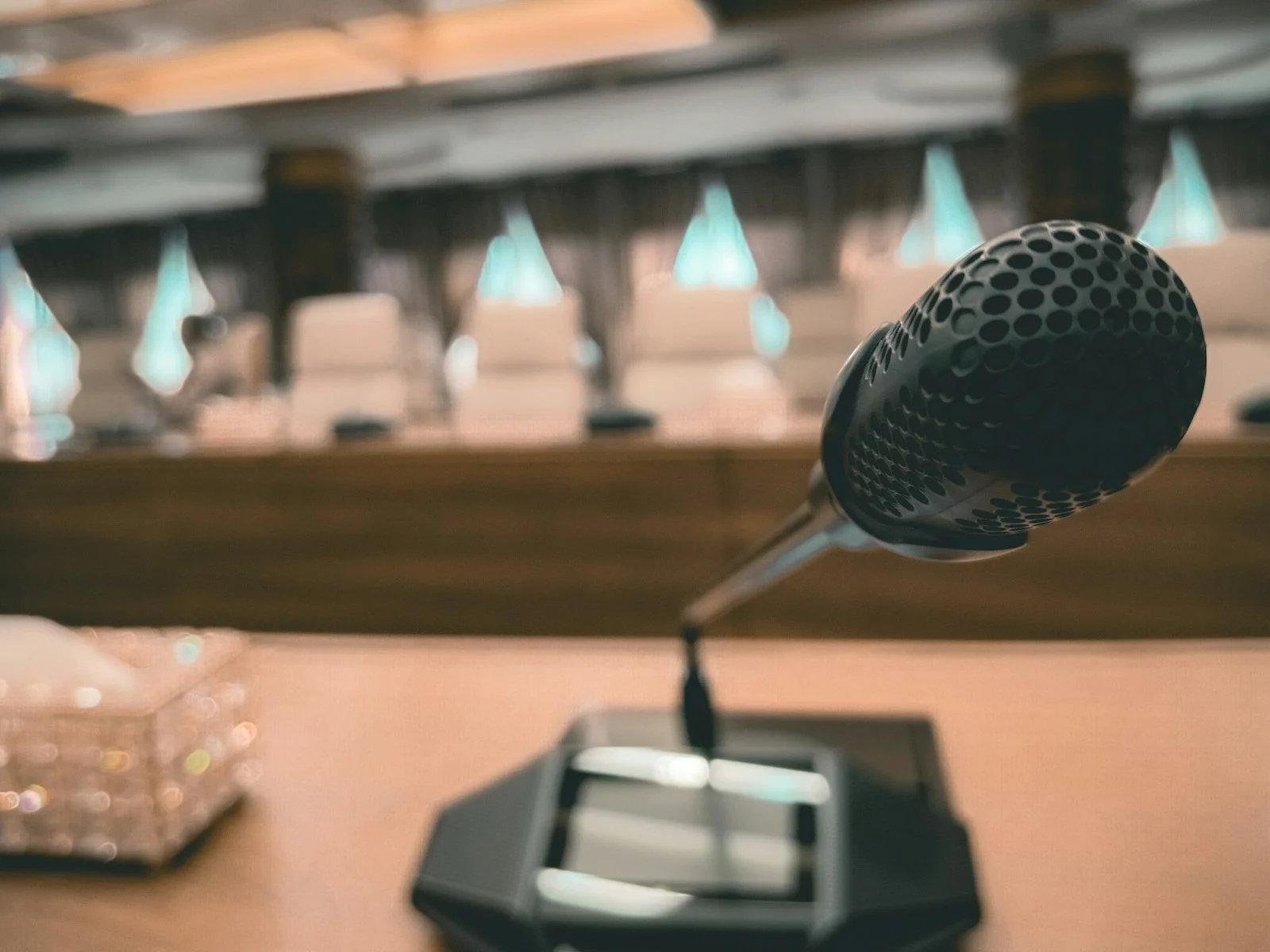 ไมโครโฟนตั้งอยู่บนโต๊ะประชุม ระยะไมค์ ห่างจากที่นั่งคนพูด