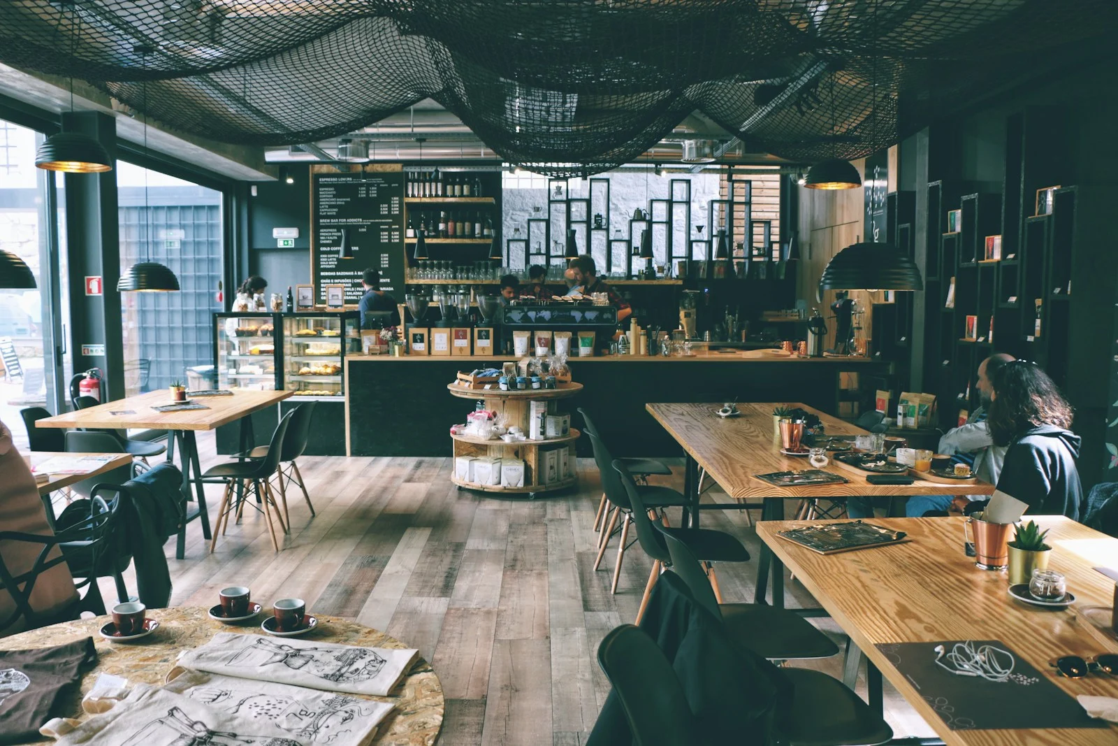 ภาพกว้างภายในร้านกาแฟที่มีคนอยู่ในร้าน ตัวอย่าง B-roll แบบภาพเปิดฉาก