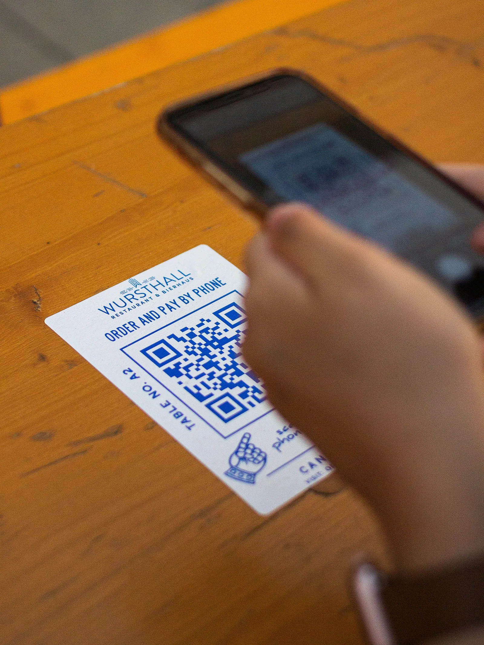 ป้าย QR วางบนโต๊ะร้านกาแฟ ใช้ให้ลูกค้าสแกนเปิดหน้ารีวิว Google ของร้าน
