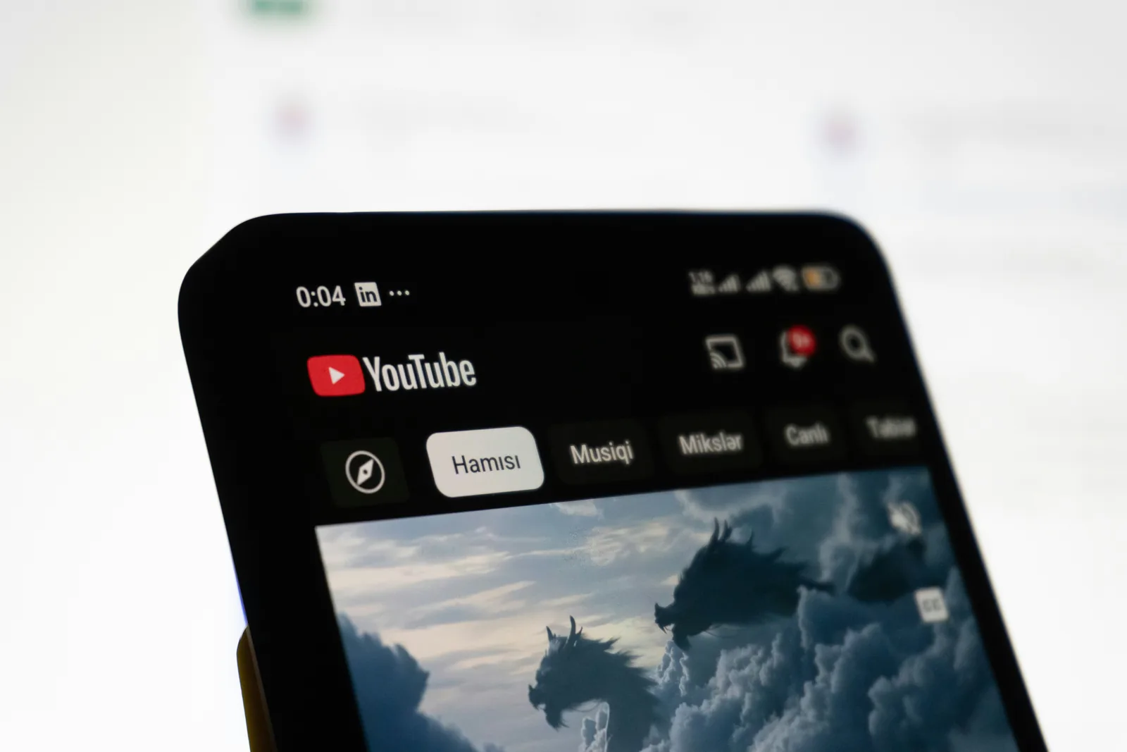 มือถือเปิดแอป YouTube ถ่ายใกล้ ๆ ที่คนดูส่วนใหญ่เห็น หน้าจอตอนจบ