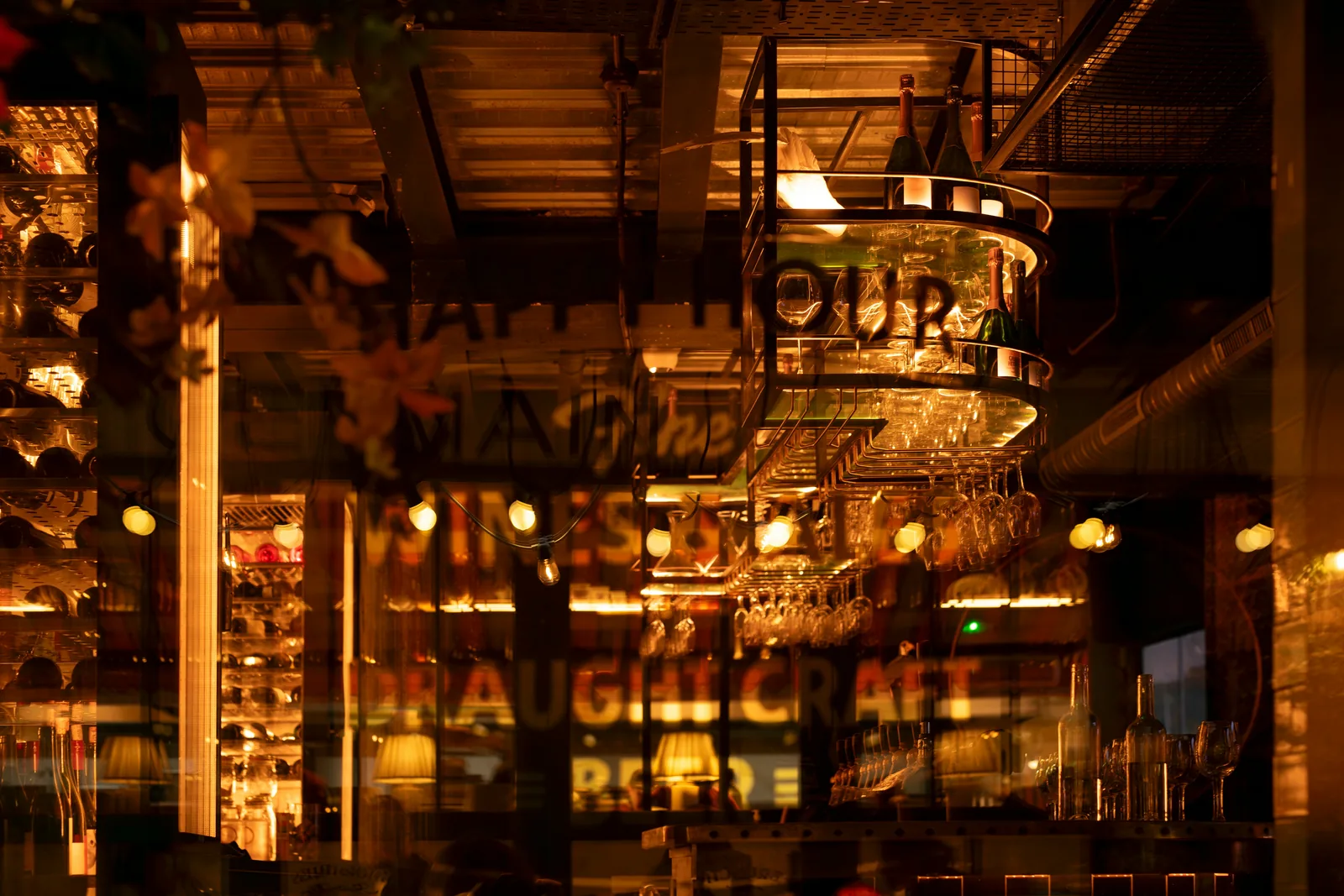 ร้านอาหารที่เปิดไฟห้อยแสงสลัว