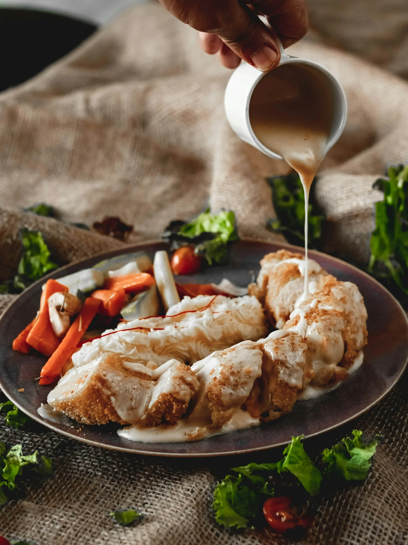ราดซอสลงบนจานไก่และผักก่อน ถ่ายภาพอาหาร