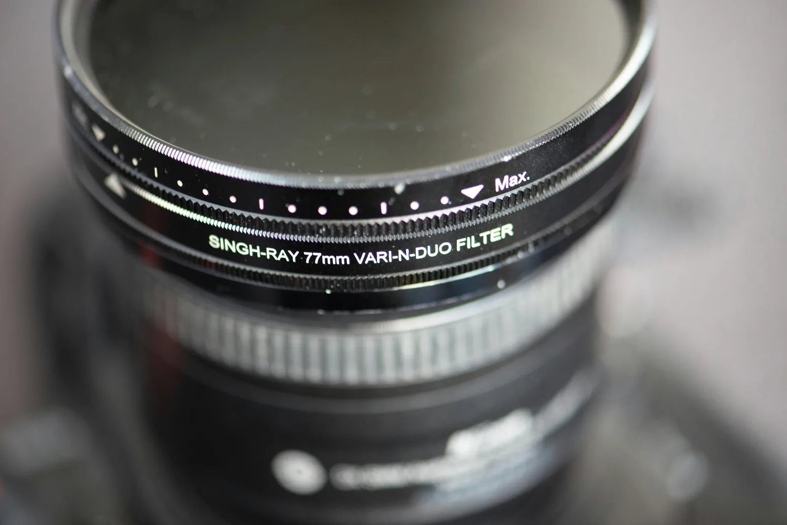 ภาพใกล้ฟิลเตอร์ Variable ND ที่ใส่อยู่หน้าเลนส์ เห็นสเกลตัวเลขบนขอบฟิลเตอร์