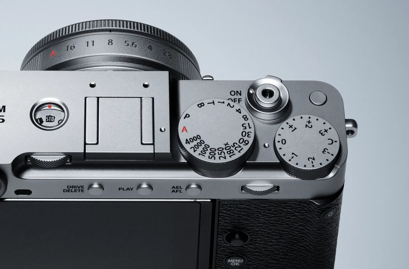 ปุ่มหมุน FUJIFILM บนกล้อง X-E5 เห็นปุ่มสปีดที่มีตำแหน่ง A และ P กับวงแหวนรูรับแสงที่มีตำแหน่ง A