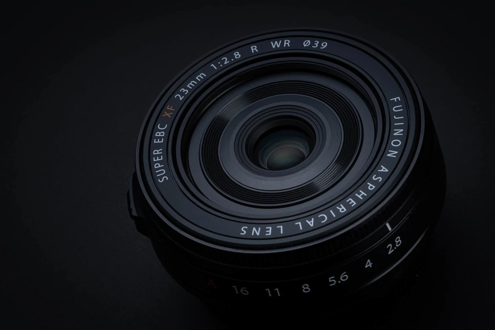 เลนส์ XF23mmF2.8 R WR ที่มีวงแหวนรูรับแสงตัวเลข 16 ถึง 2.8