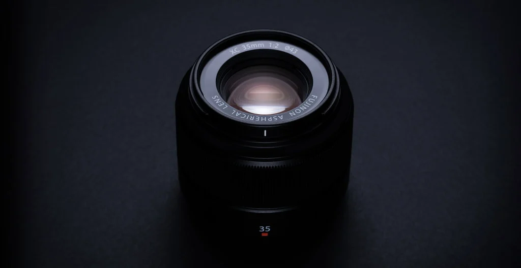 เลนส์ XC35mmF2 วางบนพื้นสีเข้ม