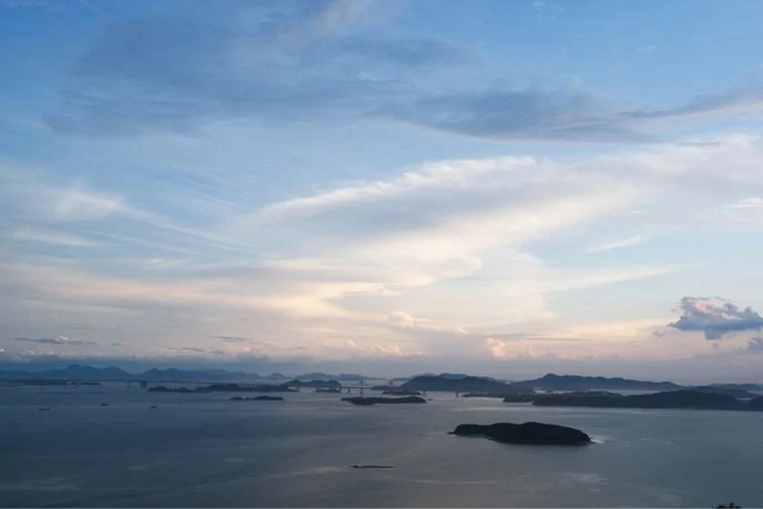 ภาพตัวอย่าง Film Simulation แบบ REALA ACE ทะเลกับเกาะใต้ท้องฟ้ายามเย็น จากหน้ากล้อง FUJIFILM X-M5