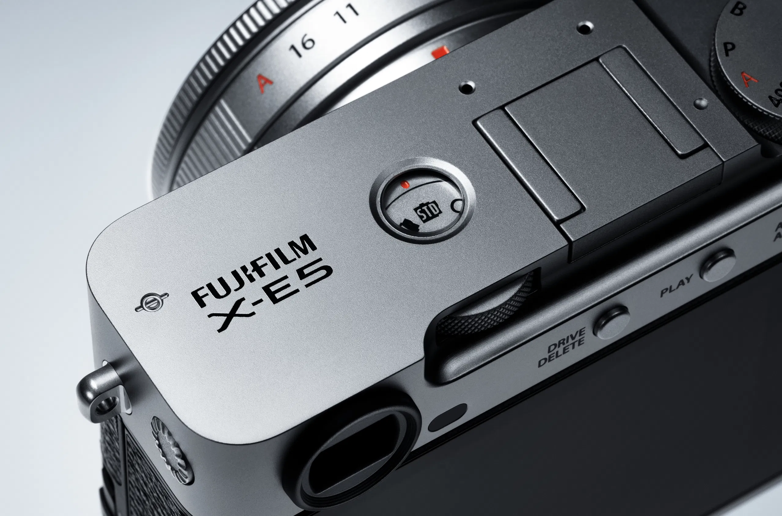 ด้านบนของกล้อง FUJIFILM X-E5 สีเงิน
