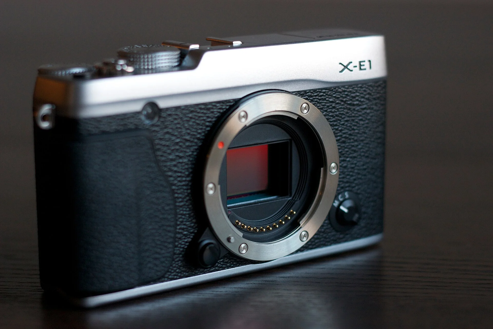 กล้อง Fujifilm X-E1 ถอดเลนส์ เห็นเซนเซอร์ APS-C ด้านใน