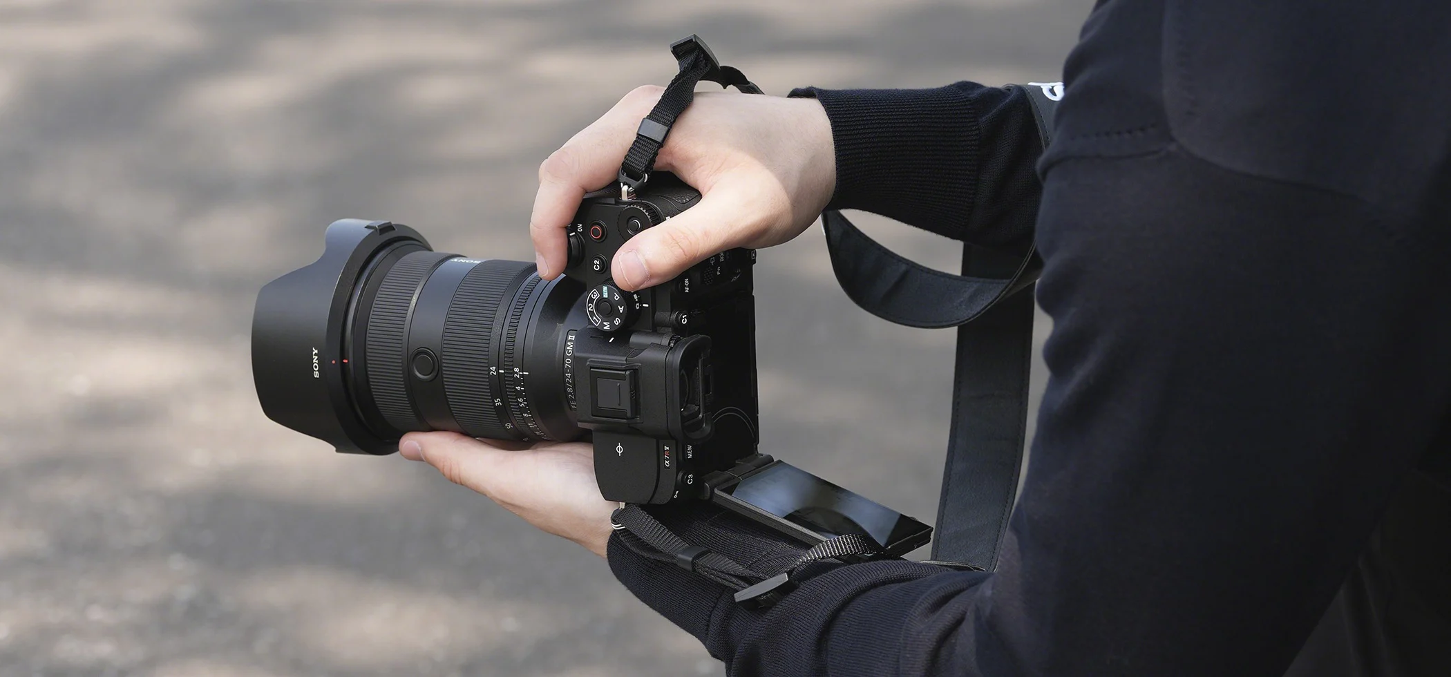 ช่างภาพถือ Sony α7R V ระดับเอว พับจอลงเพื่อดูภาพจากมุมต่ำ
