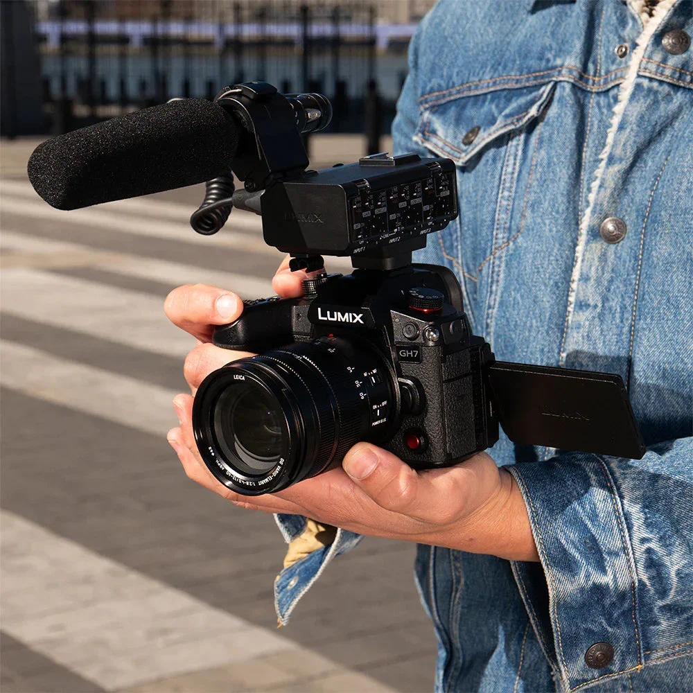 กล้อง LUMIX GH7 ติดอะแดปเตอร์ XLR DMW-XLR2 บนฮอตชู