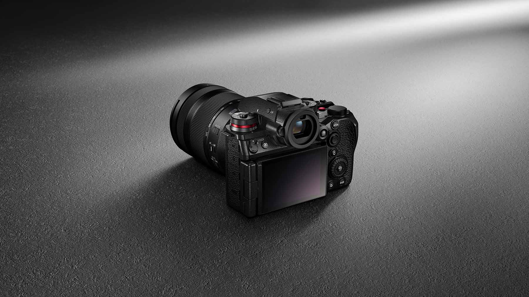 ด้านหลังกล้อง LUMIX S1RII เห็นจอพับและช่องมองภาพ