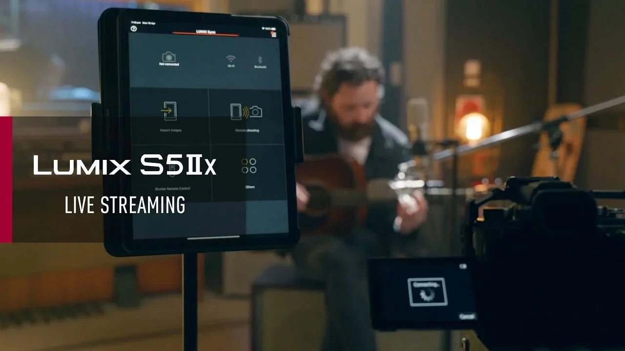ภาพปกวิดีโอ LUMIX S5IIX Live Streaming เห็นแท็บเล็ตกับนักดนตรีเล่นกีตาร์