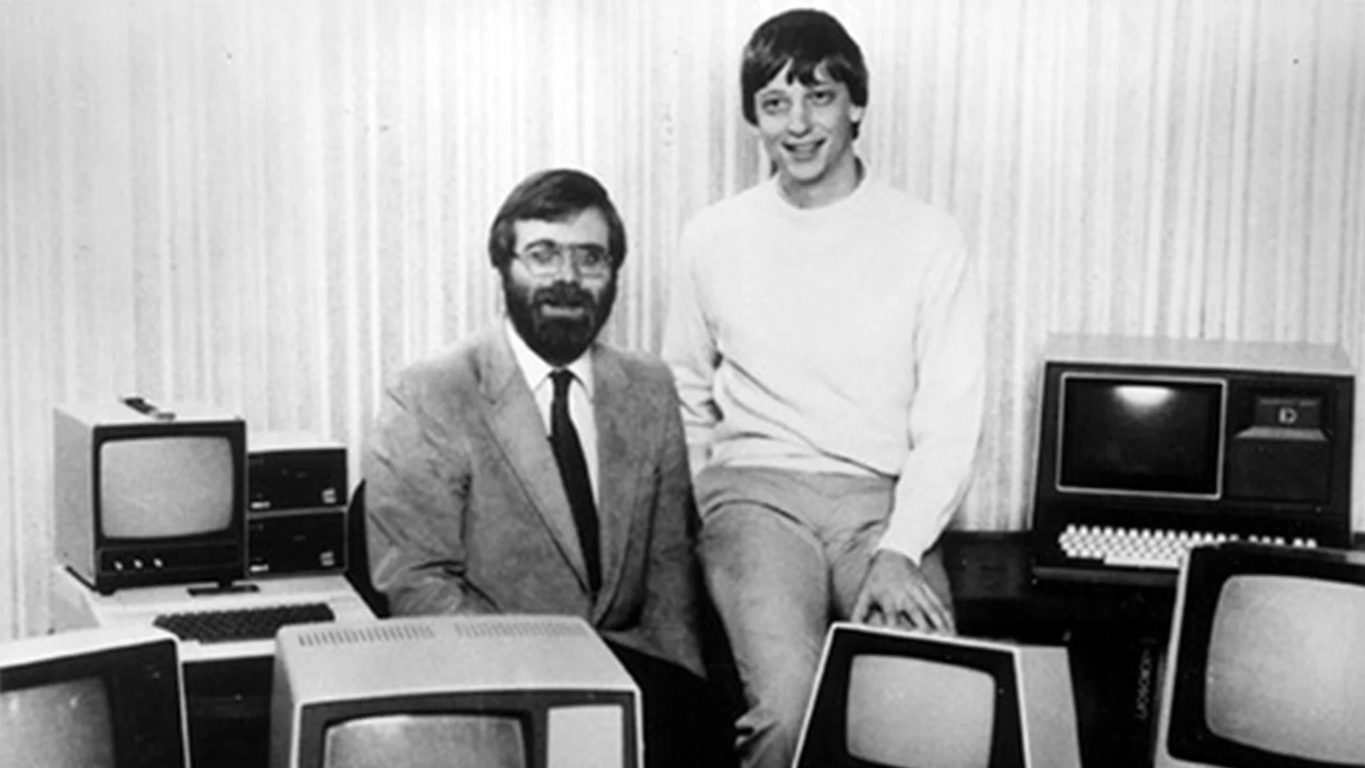 ภาพปี 1975 ของ Bill Gates และ Paul Allen สองผู้ก่อตั้ง Microsoft ที่ Microsoft ใช้ เล่าเรื่องแบรนด์ ในวาระครบ 50 ปี