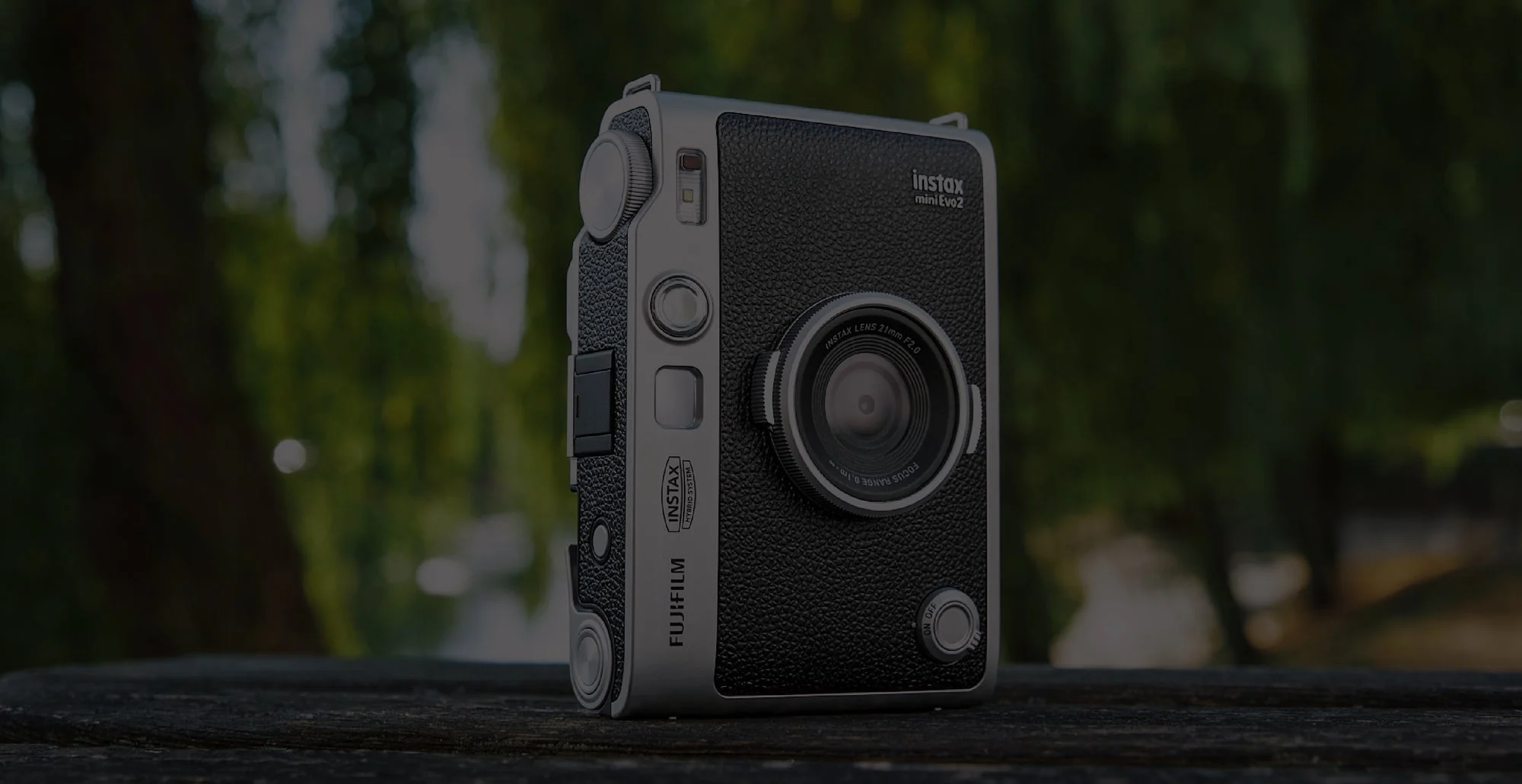 instax mini Evo 2 กล้องอินสแตนท์ไฮบริดวางบนโต๊ะ