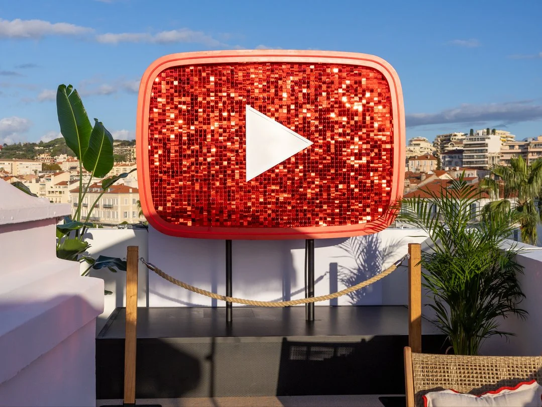 ถอนเงิน YouTube ขั้นต่ำ ปุ่มเพลย์ YouTube สีแดงในงาน MIPCOM 2026
