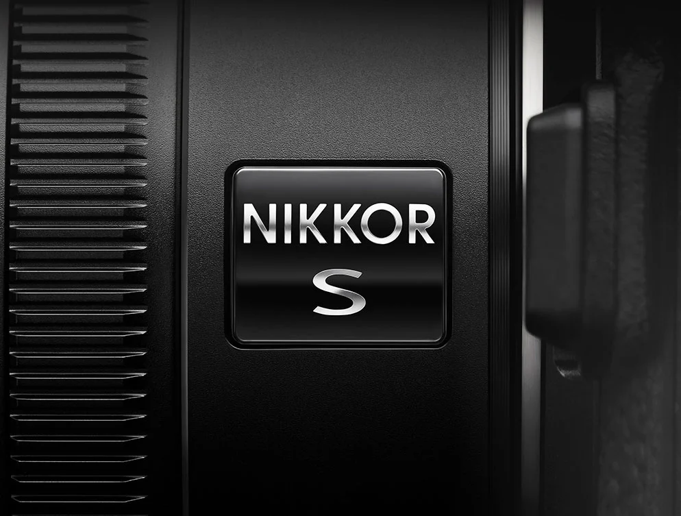 ป้าย S-Line บนกระบอกเลนส์ของ Nikon