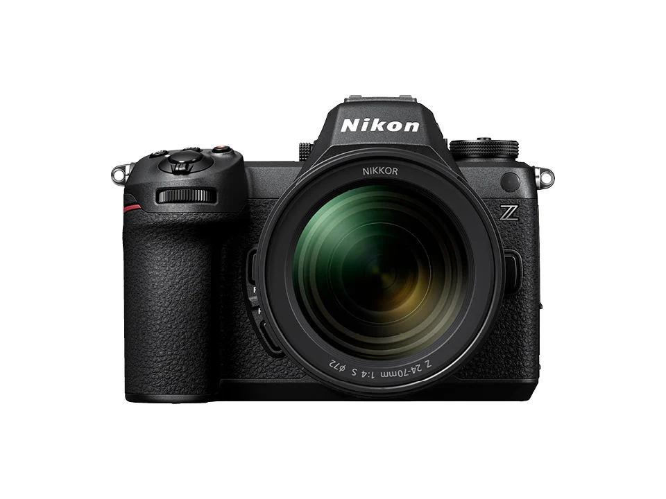 กล้อง Nikon Z6III ติดเลนส์ซูม มุมหน้าเฉียงบนพื้นขาว