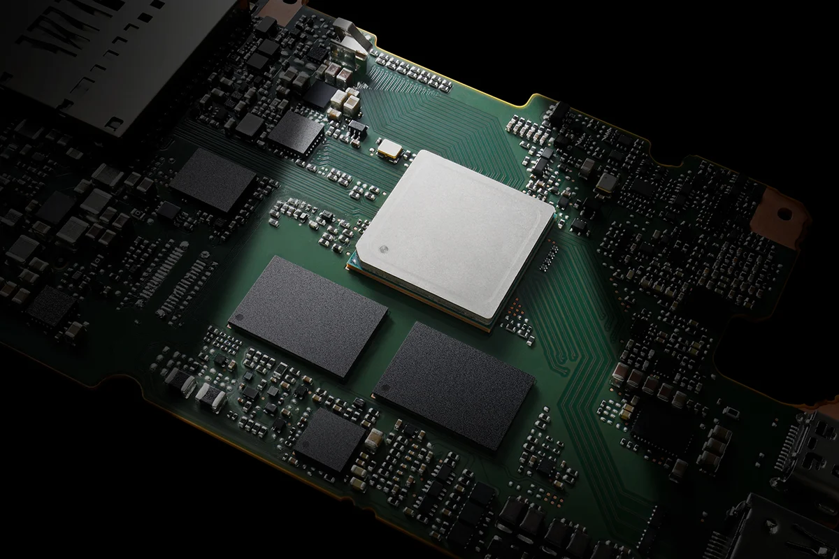 ภาพแผงวงจรและชิปเซนเซอร์บนพื้นสีเข้ม ภาพอธิบายเซนเซอร์แบบ partially stacked