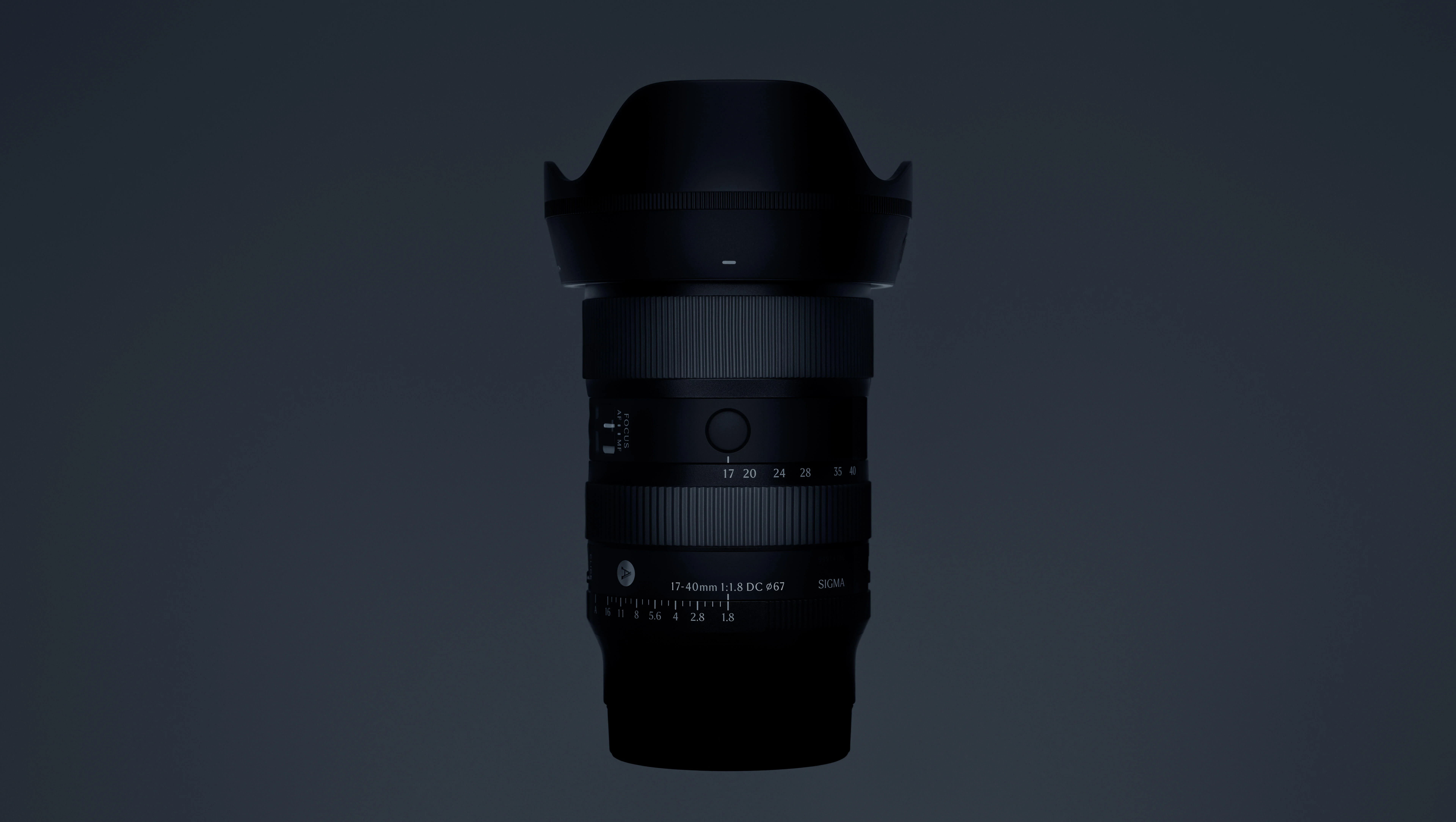 เลนส์ SIGMA ART 17-40mm F1.8 DC ติดฮูด บนพื้นหลังสีเข้ม