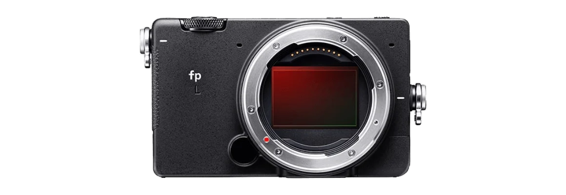 กล้อง SIGMA fp L ฟูลเฟรมเมาท์ L มองจากด้านหน้าโดยยังไม่ใส่เลนส์ เห็นเซนเซอร์ฟูลเฟรมเต็มช่องเมาท์