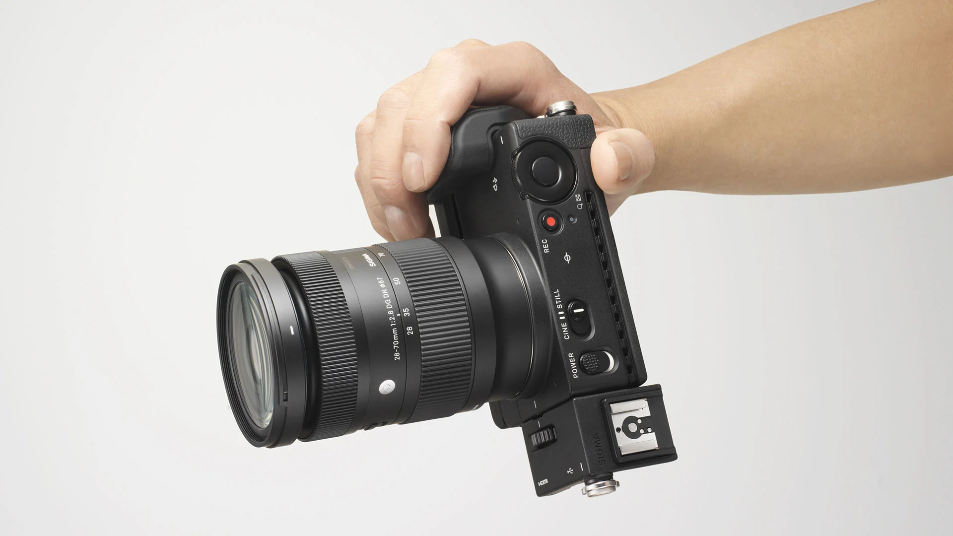 มือถือกล้อง SIGMA fp ที่ติด เลนส์ซูม SIGMA 28-70mm F2.8 DG DN Contemporary