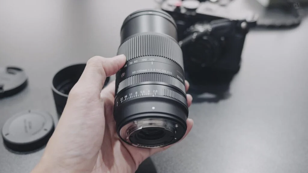 ตัวเลนส์ SIGMA 50-120mm F2.8 มีแหวนซูมและแหวนรูรับแสง ไม่มีสวิตช์
