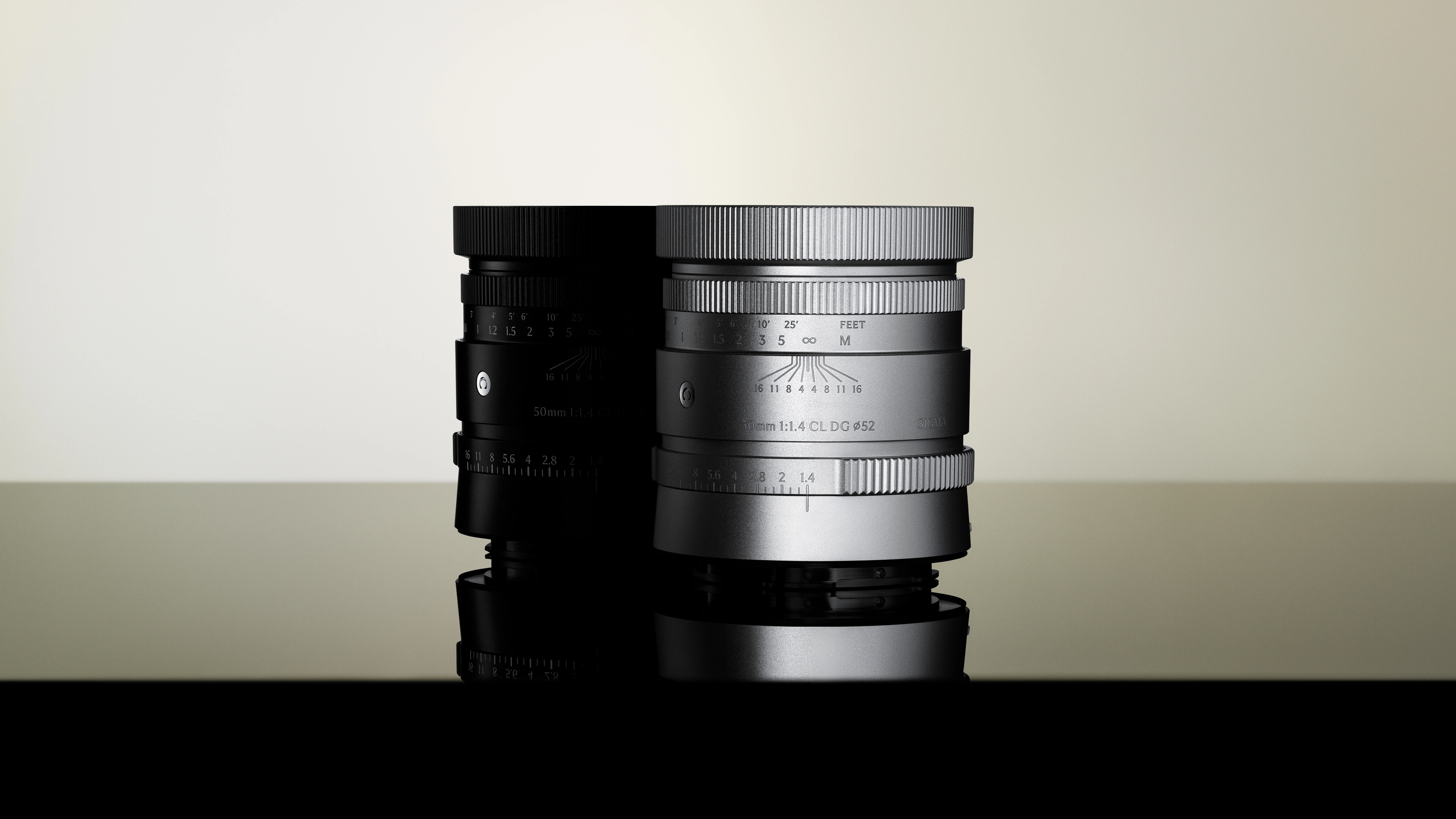 SIGMA 50mm F1.4 CL DG Contemporary สีดำและสีเงินวางคู่กัน