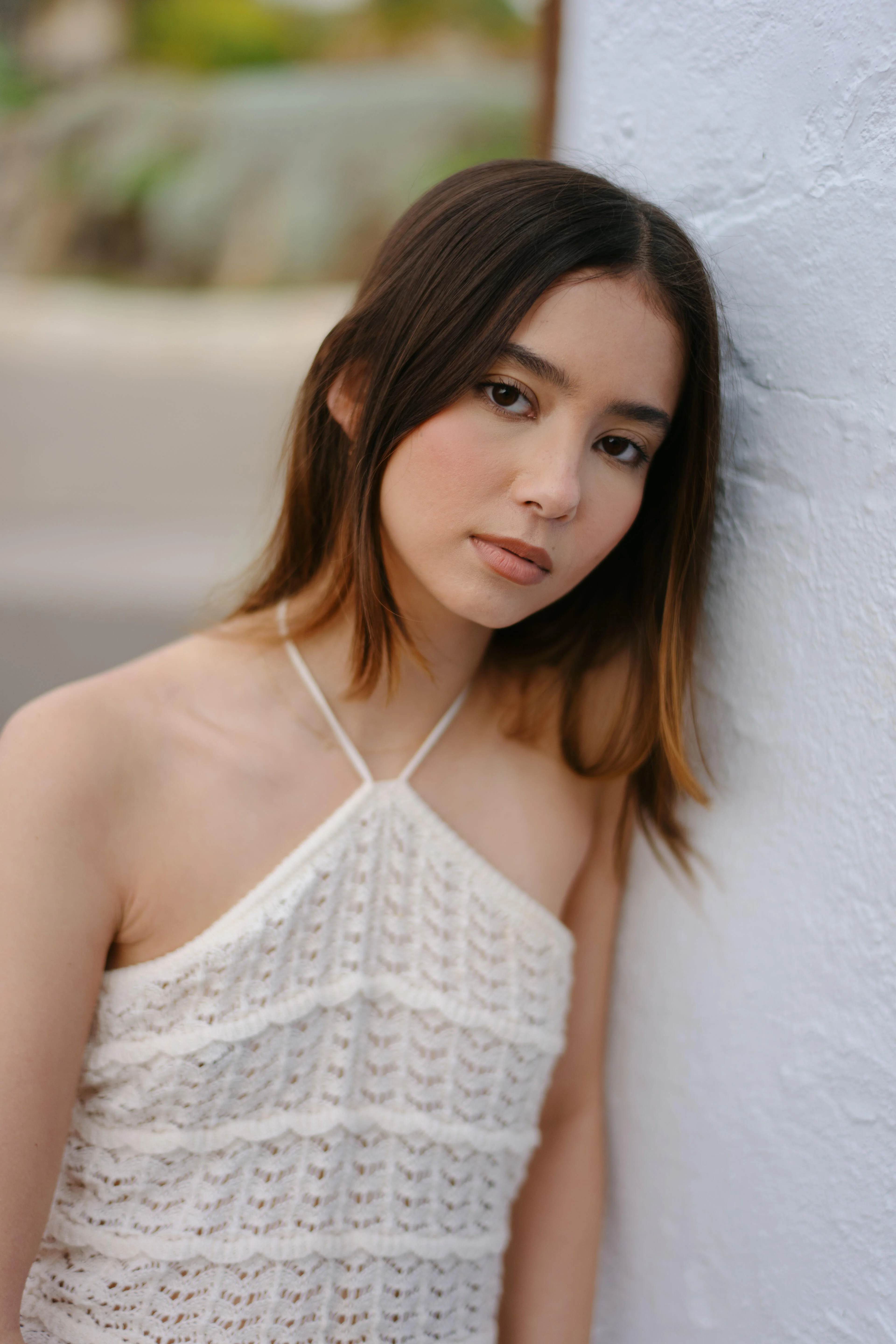 ภาพตัวอย่างจาก SIGMA 50mm F1.4 CL พอร์ตเทรตนางแบบชุดถักสีขาว ฉากหลังละลาย