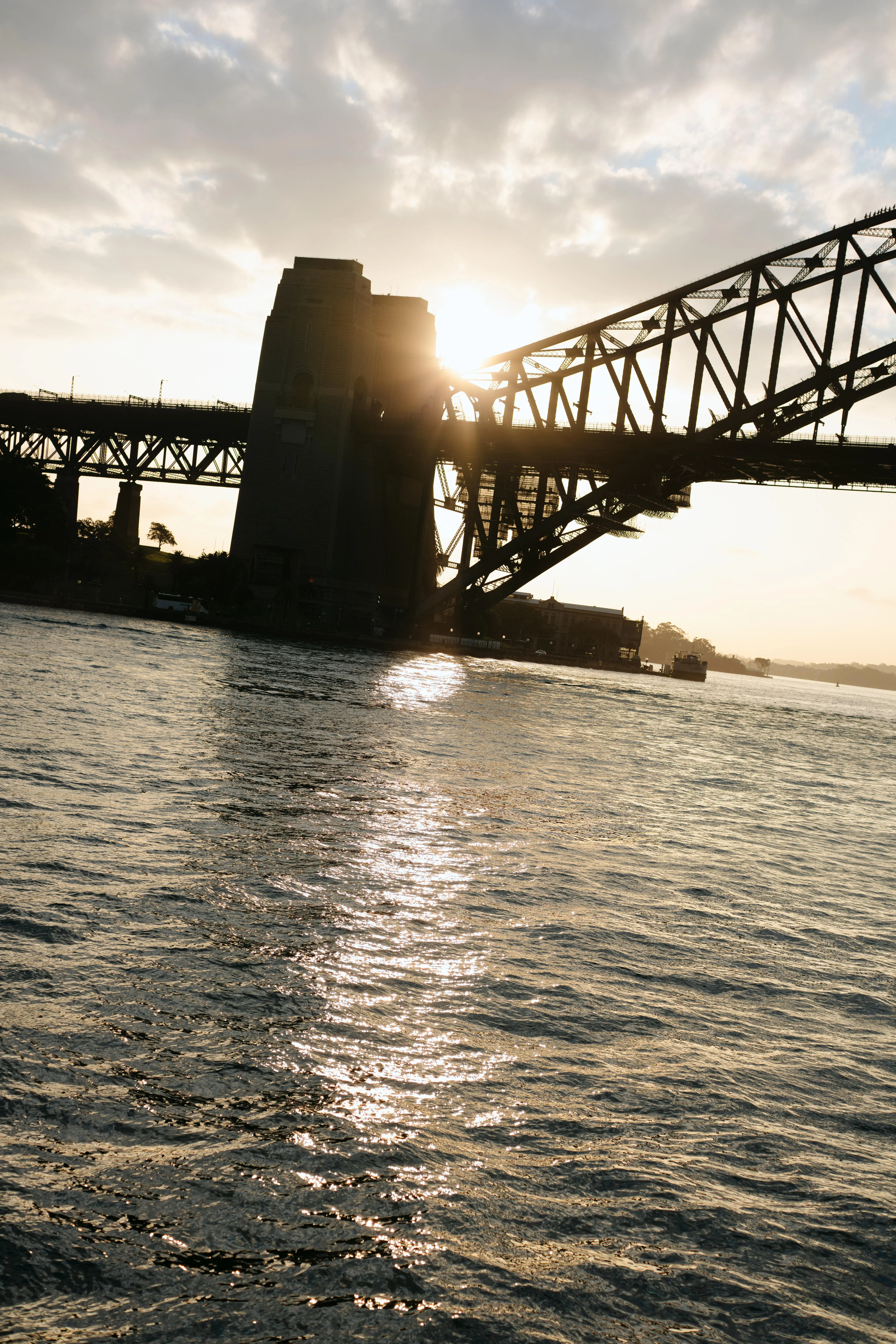 ภาพตัวอย่างจาก SIGMA 50mm F1.4 CL สะพานยามแดดย้อนเหนือผิวน้ำ